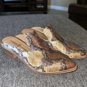 Chinese laundry clogs